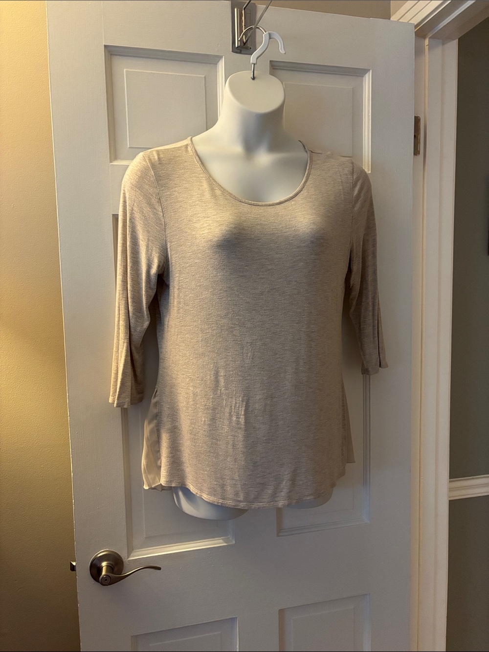 Women's Scoop Neck 3/4 Sleeve Top in Light Beige, LARGE. LOOK AT THE BACK!!